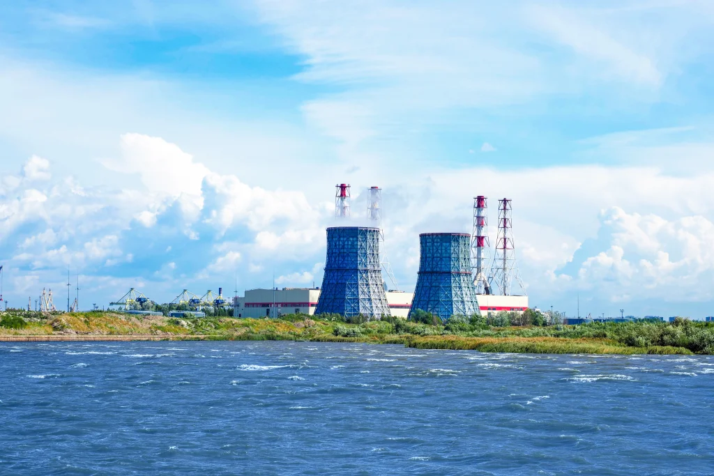 CHP System, auf einer Insel mit Meer davor