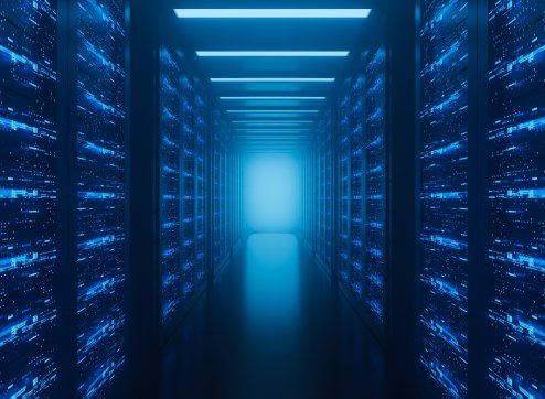 Großes, innovatives Data-Center mit beleuchteten Server-Racks und viel Technik bei PowerUP