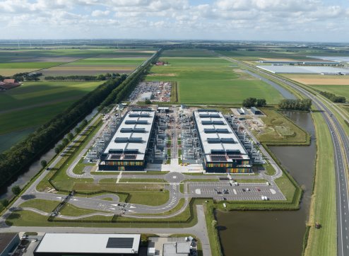 Raum mit mehreren Server-Schränken, struktureller Verkabelung und Beleuchtung, symbolisiert ein Rechenzentrum von PowerUP