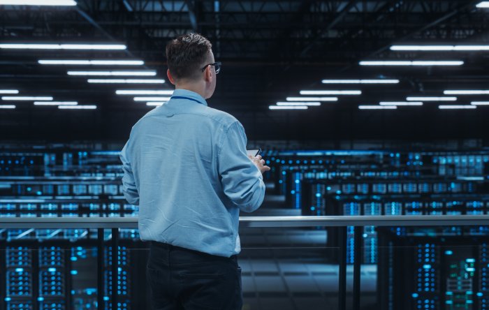 Hochtechnologisches Datacenter mit beleuchteten Serverschränken zur Gewährleistung der Ausfallsicherheit bei PowerUP.