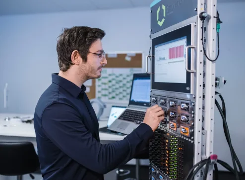 Ein Techniker überprüft das Gasmotor-Steuersystem im PowerUP Data Center.