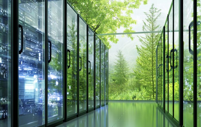 Fotografie eines modernen, grünen Rechenzentrums, beleuchtet in sanftem Blau, symbolisiert umweltbewusstes Datenmanagement.
