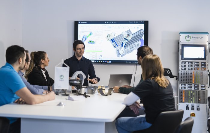 Mitarbeiter:innen von PowerUP während eines Data-Center-Inhouse-Trainings mit Computerausrüstung