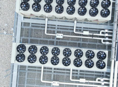 Große Klimaanlage in einem modernen, voll ausgestatteten Data Center bei PowerUP