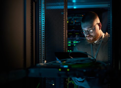 Überschaubare Illustration einer organisatorischen Aufteilung von Computer-Einheiten in einem Data Center von PowerUP.